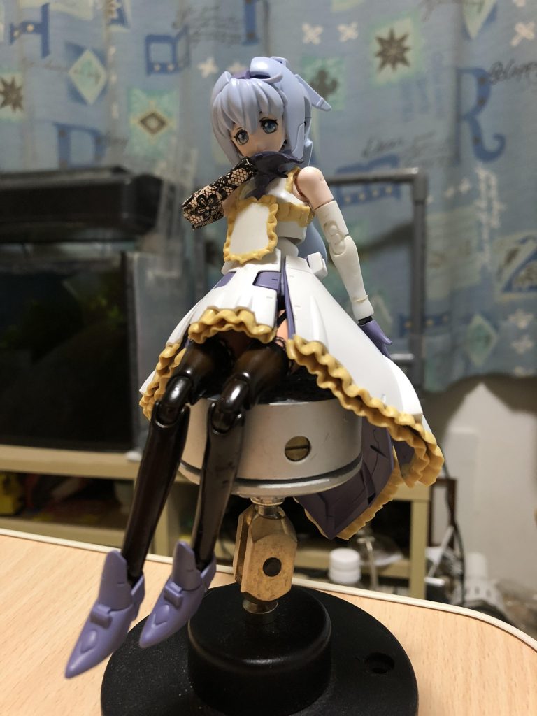 スカートのフリルはパテを貼り付けた後に爪楊枝で波打つように整えました。