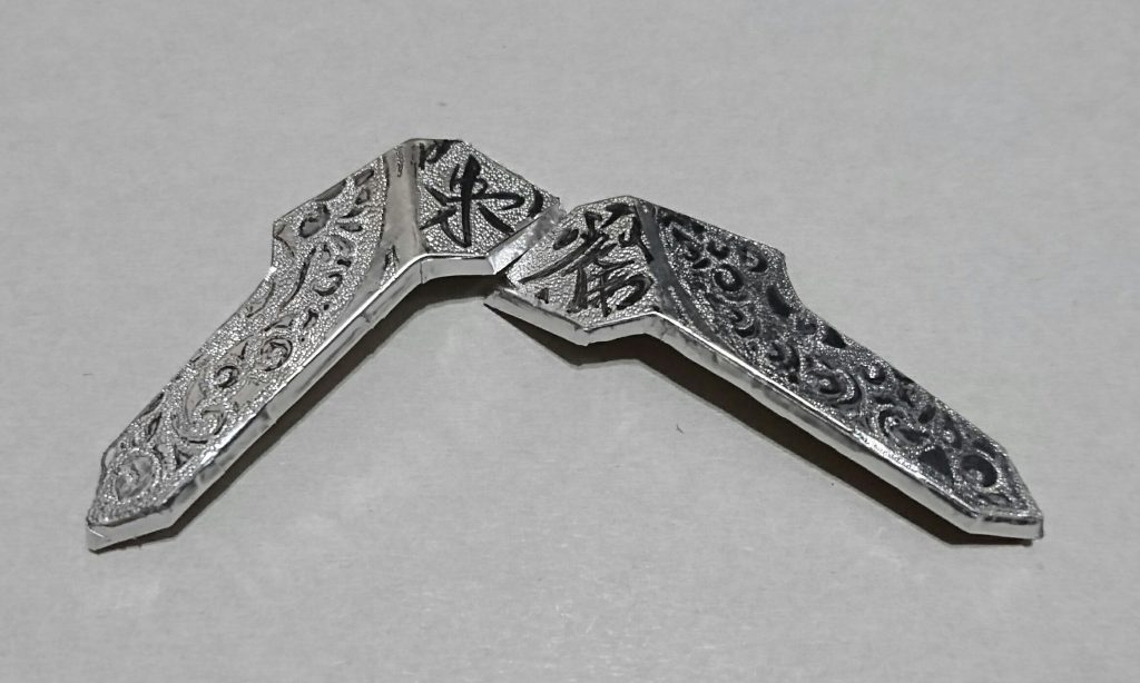 腰アーマー、左右合わせて
朱雀と彫ってあります