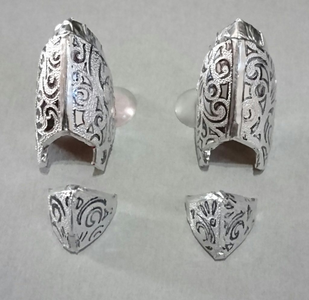 太腿と足首の装飾、左右非対称です