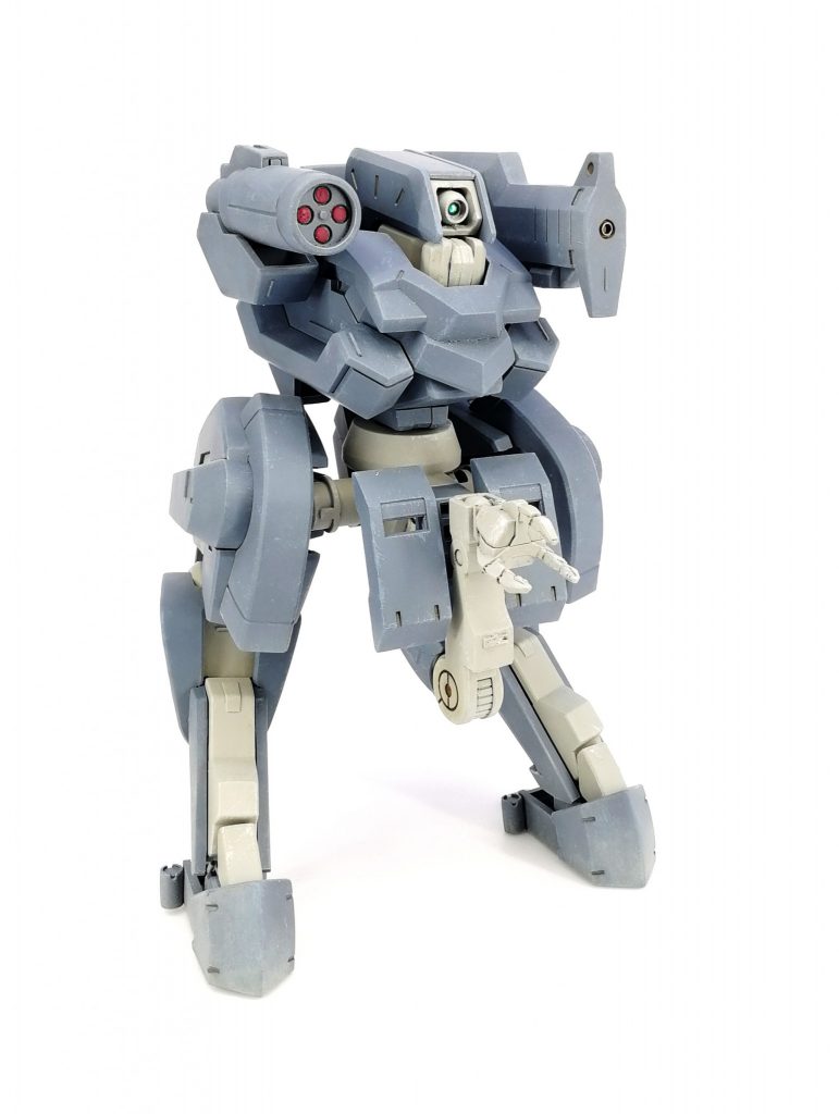 頭はダハック、胴は碧邪、股間はレギンレイズを前後反転。
脚は百里で股間の腕はガンダムダンタリオンです。

主に警備用なので右のポッドは主に催涙弾。
左の砲は大きさに反して小口径でゴム弾を始めとする複数弾種を切り替え使用するためのユニットによって大型化しているというイメージ。