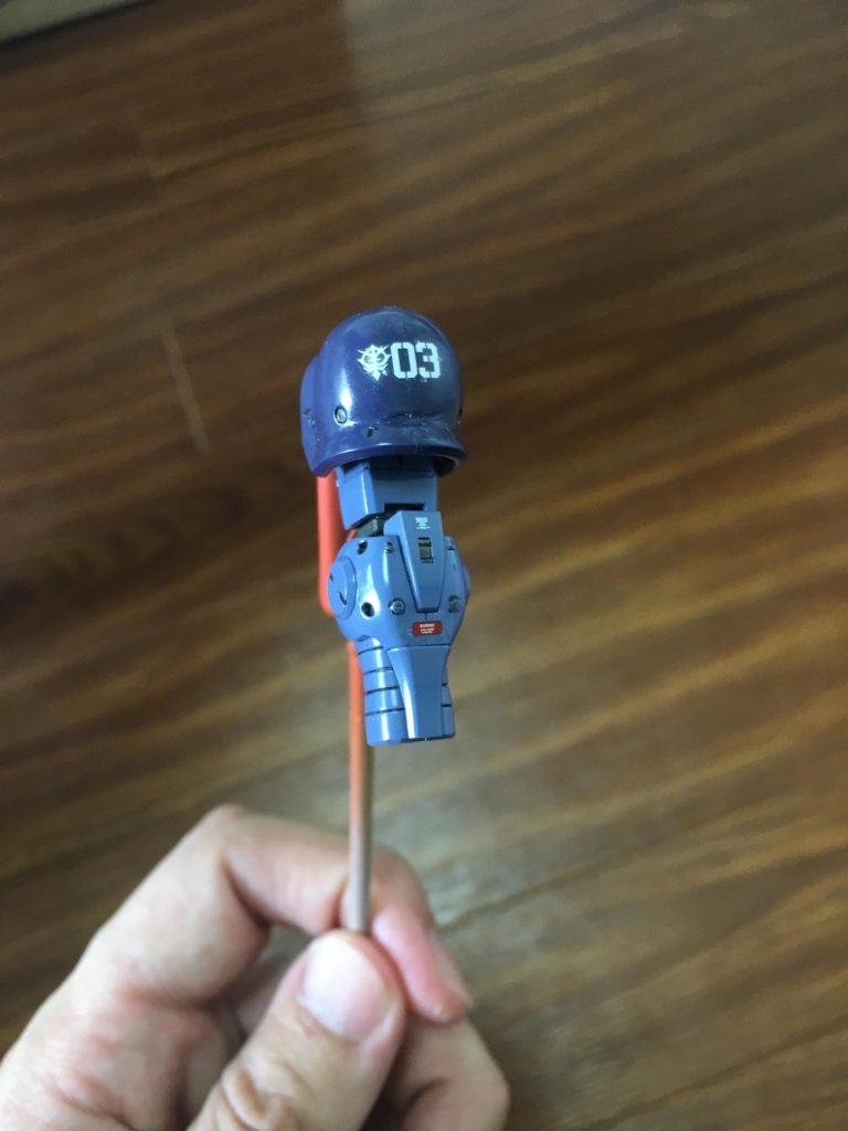 プロテクターと下腕の合わせ目を消して光沢トップコート、その後に墨入れとデカール貼りです。