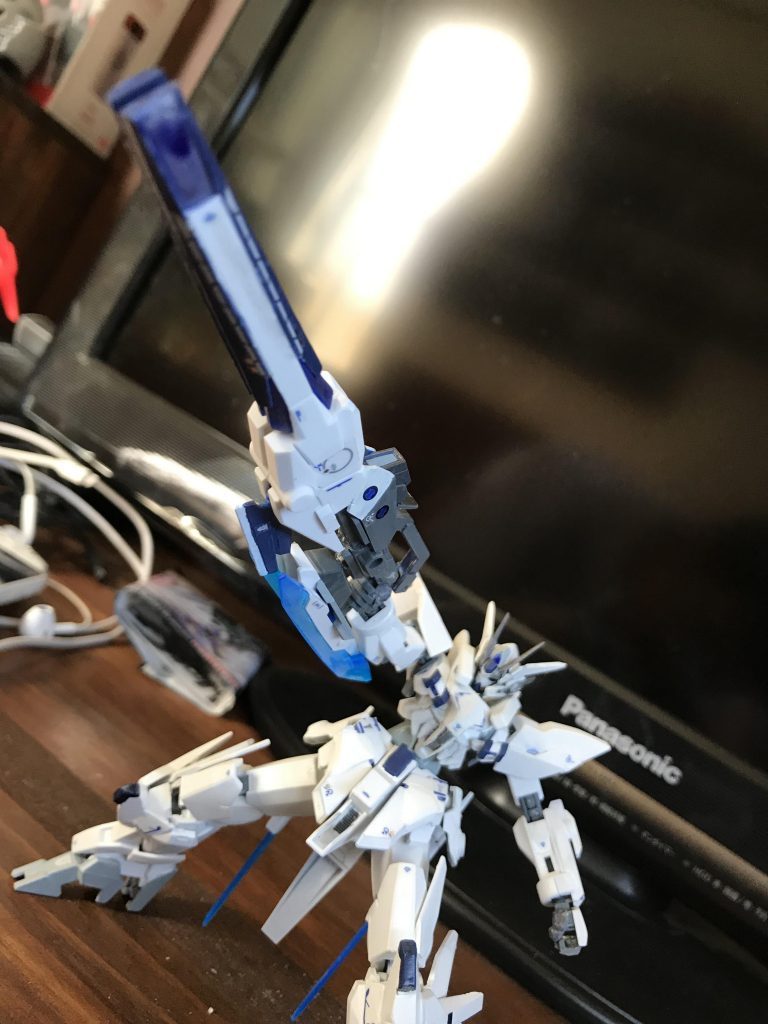 ライフルはアメイジングフリーダム？(名人のフリーダム!!)と先ほど剣で使ったオプションパーツと一緒に入っていた銃らしき所をくっ付けてその先にユニコーンガンプラペネティクト…んまぁなんでもいいや!!それのあまりパーツで造りました。
あと付けで手首が直ぐに下に落ちるとで固定用としてナックルガード的なのもつけましまた。拡張型ライフルって良くないすか(*´﹃`)