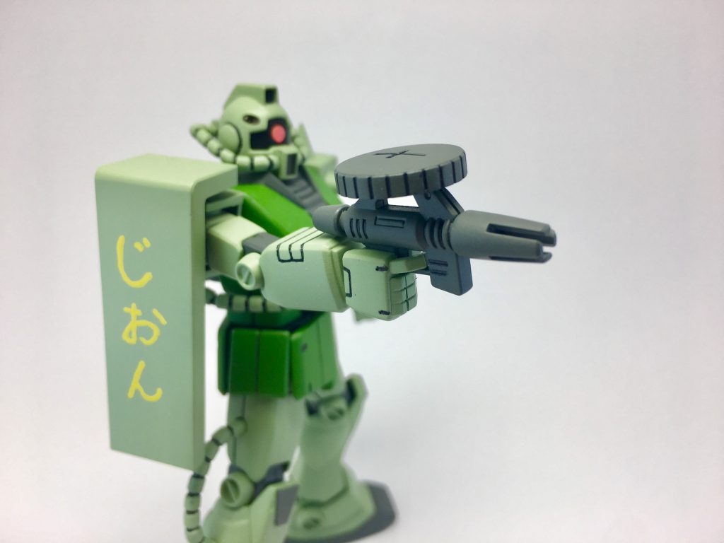 スプレーマシンガンは、ビームスプレーガンにザクマシンガンのマガジンを取り付ける様にピンを付けて対応してます。