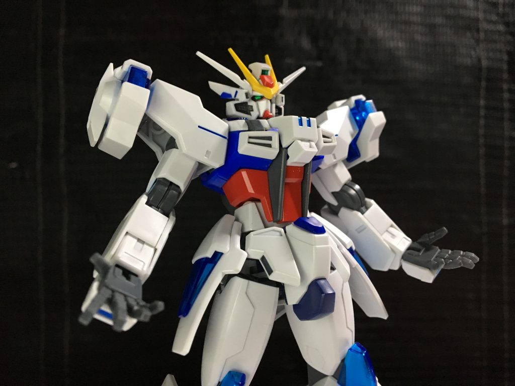 まず肩から装着して...