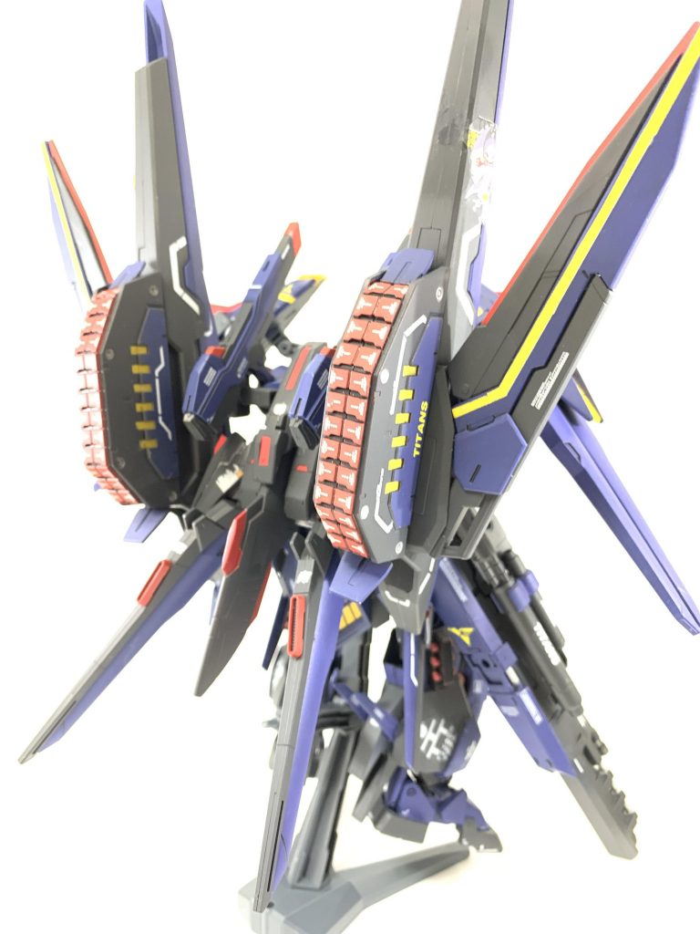 後ろから!
バックパックの左右の大きなバインダーはザラキエルを使っていて、キャタピラの部分は、自分の独自解釈により、ミサイルコンテナと見立て、一つ一つにデカールを貼っていきました!このデカールが1番大変だった😅
あとは黄色のラインデカールでさらに色味を足しています!ティターンズのロゴもうるさくならないよう注意して貼りました!