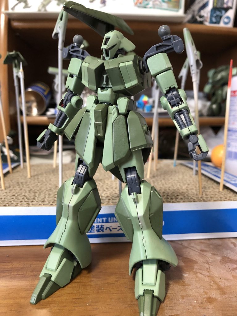 製作途中なんてこれしか撮ってなかったです。肩ないと別系統の機体に見えててずっと違和感でした。