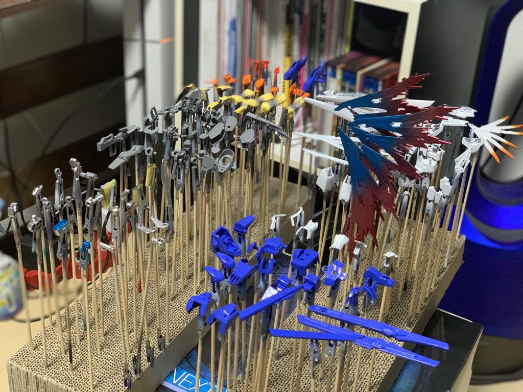 HGなのでパーツはそこまで多くなくサクッと塗れました