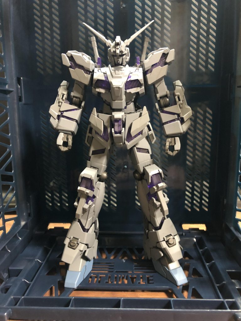 まずは武装無しの素立ちから