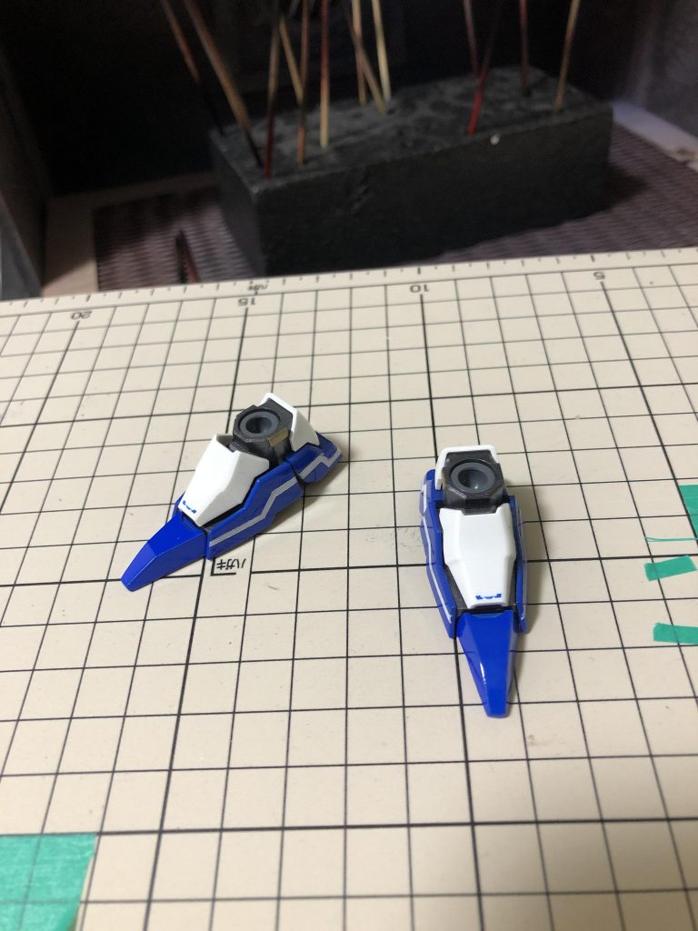 モデルさんのポージングからヒントをもらい、脚が長く見えるように爪先を延長しました。