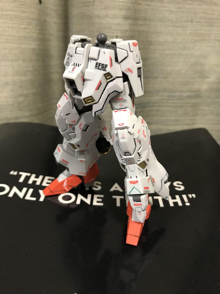 そしてここからが本番!デカール貼りです!下半身だけで120個くらい付けましまた…先輩モデラーの方々から見ると僕はまだまだひよっこです( ´⚰︎` )