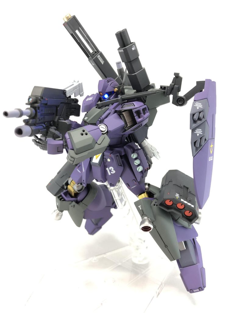 ・ビームライフル(ジェスタキャノン用)
大型ライフル。下部にグレネードランチャーも装備。威力、射程共に申し分ないが、重量がありサイズも大きく取り回しが悪い。
遠距離にて真価を発揮する。