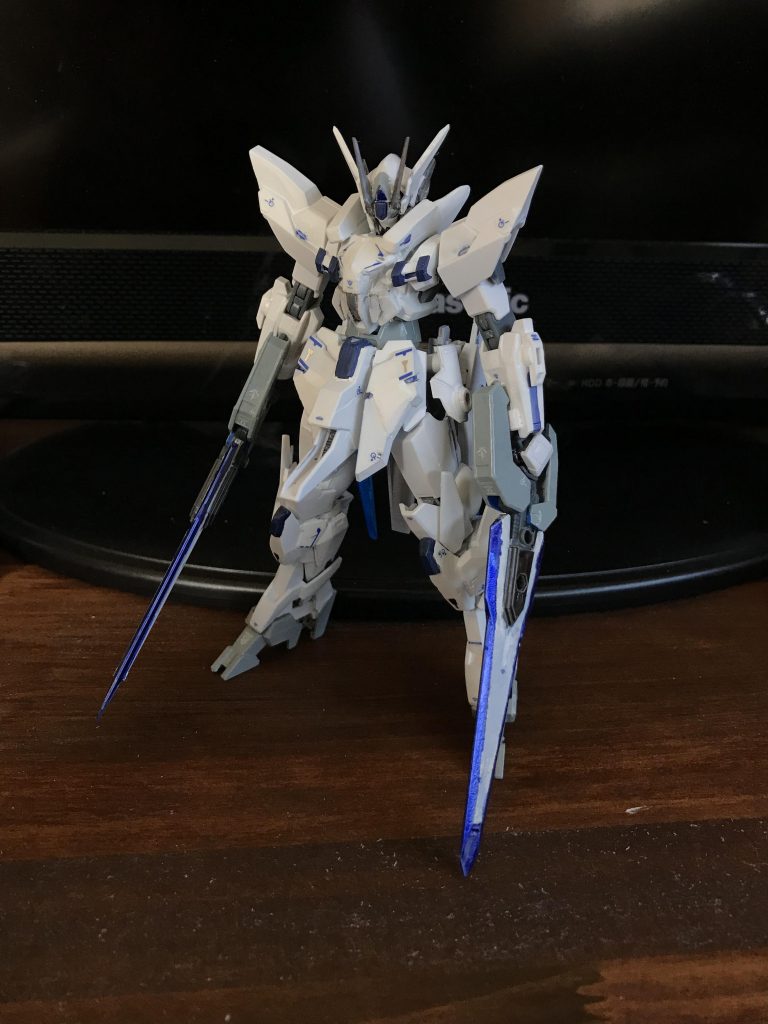 この剣はRGクワンタのGNソードの取手と正式名書忘れたんですが剣の先をくっ付けてこうなりました。設定だと剣先が戦闘で消耗した時、換えの剣先があれば交換可能という感じで造りました( 'ω' )⚔