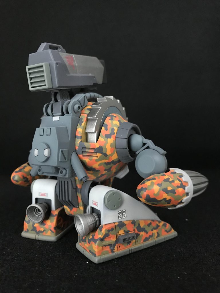 アッグの武装といえば頭上の4連ミサイルですので、鉄血武器セットから作りました。手はドリルとバルカン砲を交換できます。口のガトリングはチェンジリングライフルのパーツに手を入れて、ボールジョイントで接続しています。タチコマっぽいです。