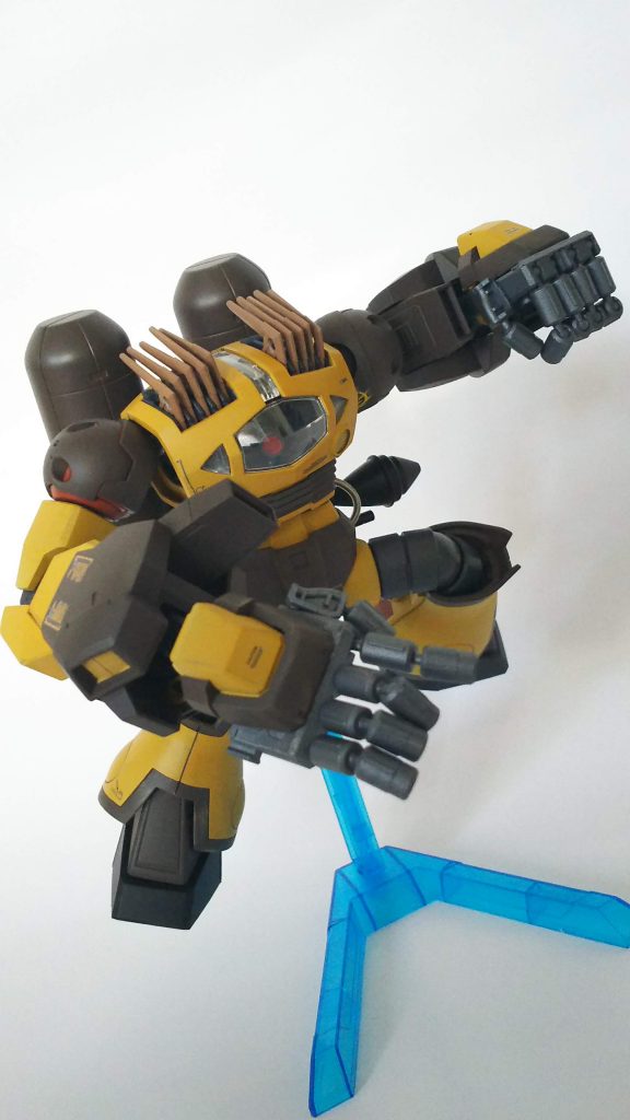 デカい腕でぶん殴ったり