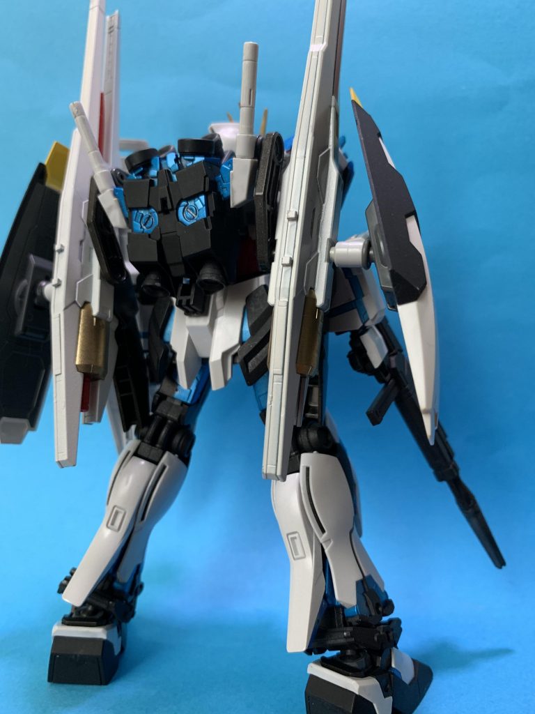 バック。シルエットに変化が欲しくて長物を探した結果ダブルオースカイのHBWSを流用することにしました。ナラティブのバックパックも外したくなかったので間にGM/GMの物を挟んでいます。