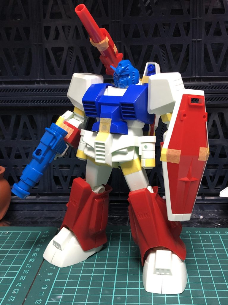 プロポーション改修をした上で強化アーマーを装着。強化アーマー自体はほぼ無改造ですが、一部のアーマーは磁石接合に変更して、右腕にはガンダマンのバズーカを改造したものを持たせました。これで左右のシルエットのバランスを調整しています。