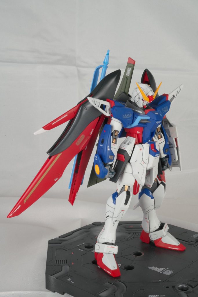 間延びしている腰から膝までを中心にスジボリ等で情報量をアップさせてあります