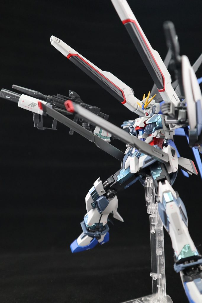 ドーン‼︎ フルバースト。 シールドの先端にルプスビームライフルの砲身を移植してフルバーストの一部に、シールドいじるの苦手です( ˘ω˘ )