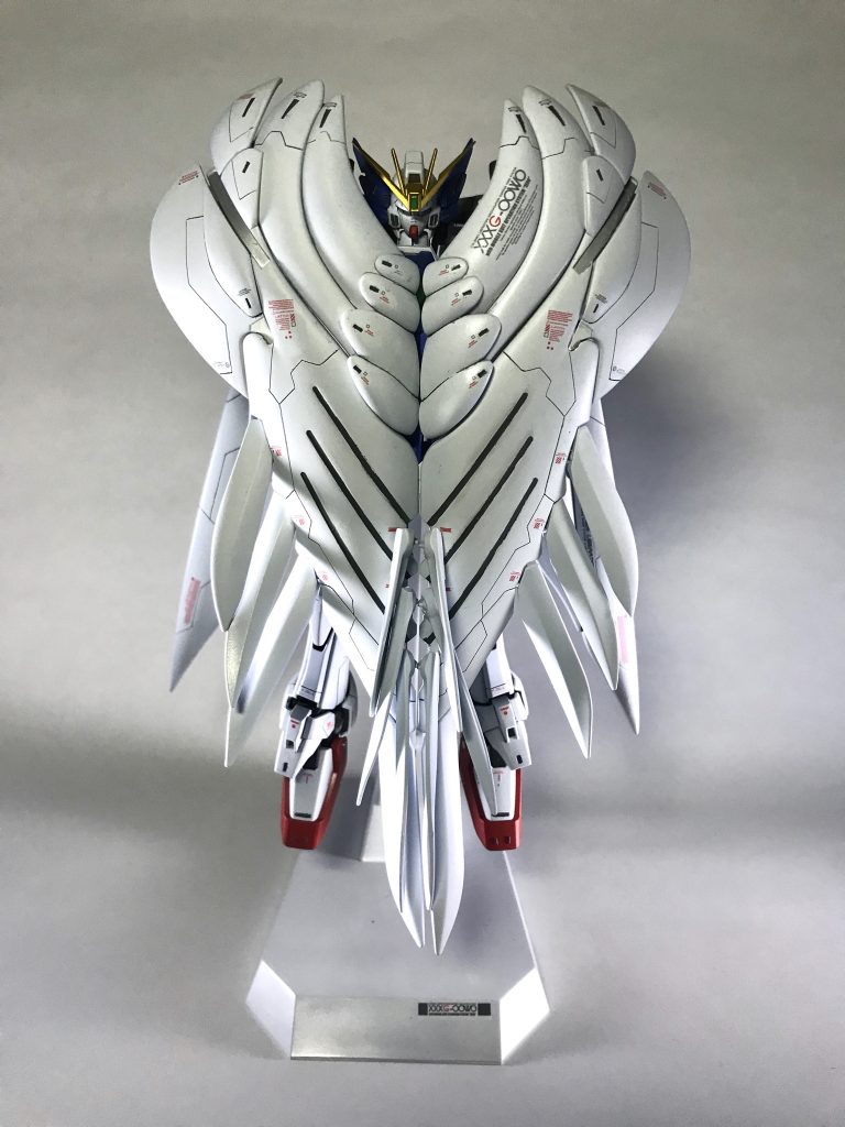 EW版といったらこの形態は外せませんね。最近はバードモードやゼロシステムのパーツオープンなど後付けが増えたウイングゼロですがやはりこの天使が下界に現れる際、二枚で体を隠し、もう二枚で空を飛ぶらしいのでそれを意識したデザインを感じます(wiki参照)顔を隠す翼もあれば完璧に熾天使ですねw