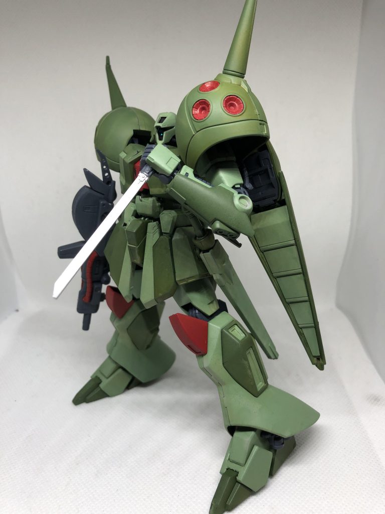 ビームライフル&銃剣。実際に組んでみるまで取り外し可能だとは知らなかったのでテンション上がって撮っちゃいました。しかしこの時期にヒート武器な意味とは...