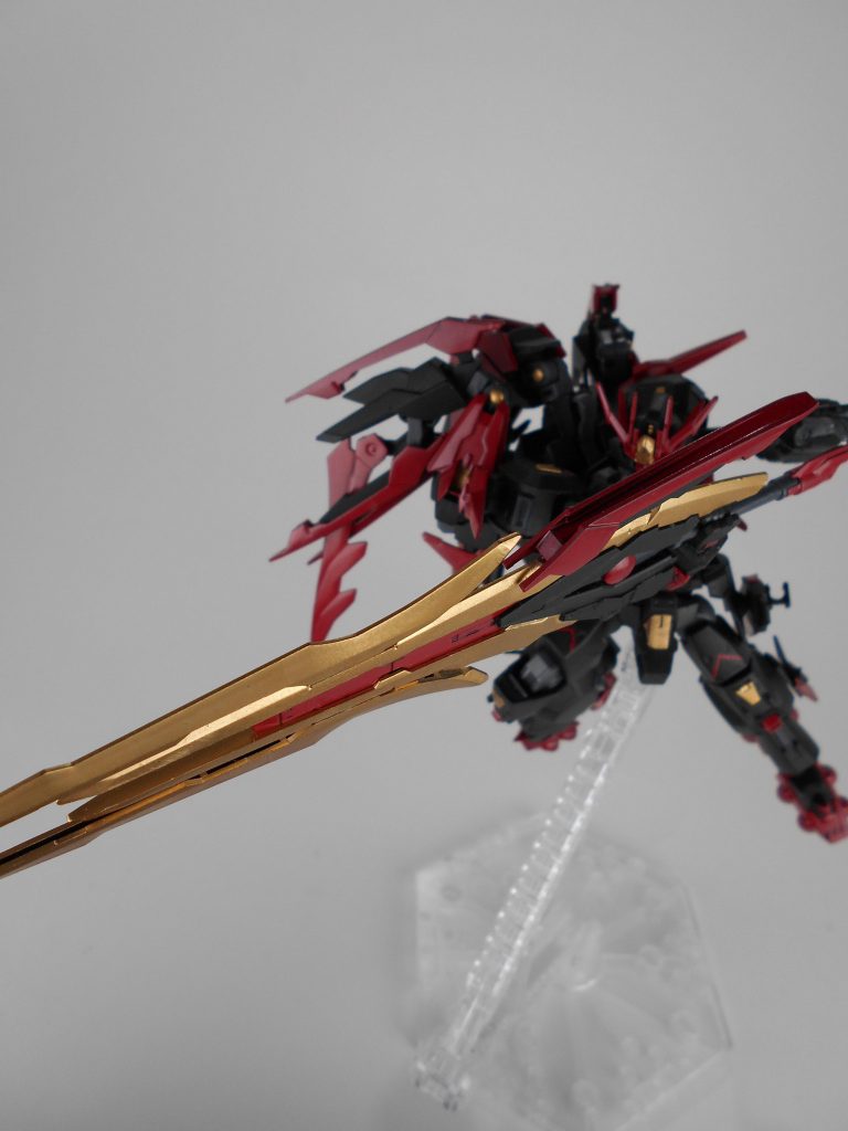 カレトヴルッフフェーダー改・「スカーヴ」・射撃状態。原点にある銃形態のトリガーをオミットした代わりに斬撃状態で射撃が出来ます。刃先にビーム増幅器を使用しているためビームバズーカ並みの出力が可能です。ビームを照射し続けてサーベル状に固定して超大型ビームソードとしても使用出来ます。