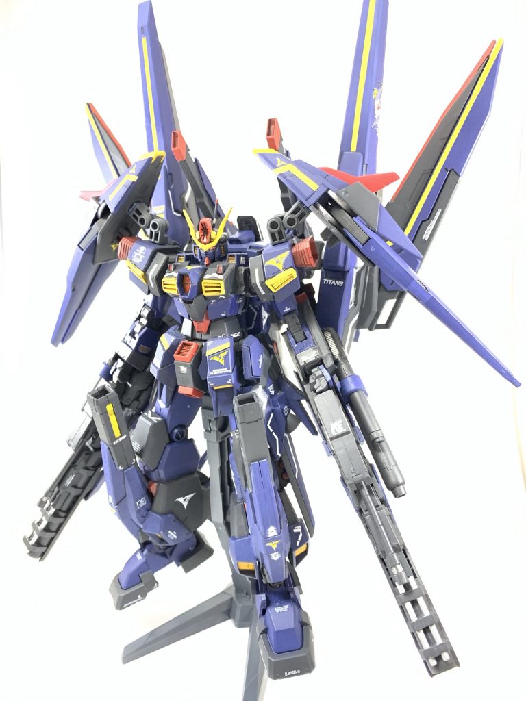 正面から!
腕の大型キャノンとバックパックによるXシルエットを意識して改造を進めていきました!元のAGE3の面影を残しつつのミキシングでしたが、上手くいって大満足です(●︎´▽︎`●︎)