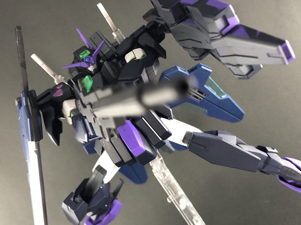 狙撃ポーズで〆。本来は1dayモデリングで、ガンダムマーカーエアブラシを使ってサクッと仕上げるはずが、なんだかんだで手をかけてしまいました。サフレスで仕上げたのですが、塗膜が剥がれることが多々あったので、横着せずにサフはなるべく吹きたいと思いますw