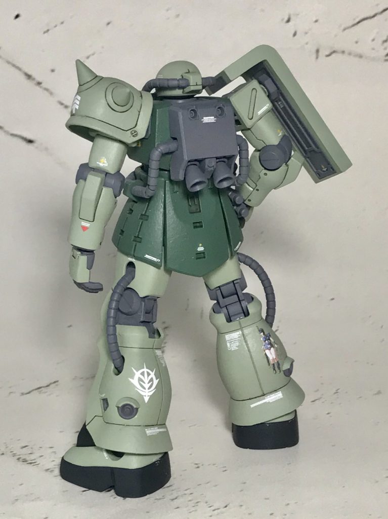 ザクの脹脛は大判のデカールとの相性が非常に良いですね。
緩い局面なので、馴染ませるにはマークフィッターを使用しましたが、鋳造表面の凹凸にもしっかり張り付いています。