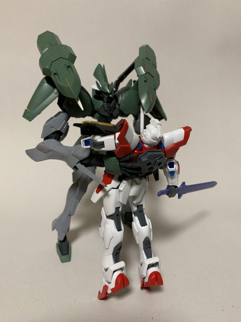 ノッポの乗る軽操兵は、俺のマネをして距離を詰める。仲間の仇とばかりに突っ込んだ。だが、懐に入ったその刹那にガックリと動きを止める。軽操兵の背中から、2本の鉄杭が飛び出ている。
(背面のサブアームにパイルバンカーを積んでやがったか。)
さっきの攻撃で俺が串刺しにならずに済んだのは幸運か。いや、幸運なら、そもそもこんな状況にはなりはすまい。
残りは1体。日は浅かったが、3人の仲間を失った。こんな所はオサラバしよう、相棒に合図を送って転身した先に、こちらの動きをうかがうように、もう1体、そいつがイヤがった。
くそっ！最悪じゃねェか。