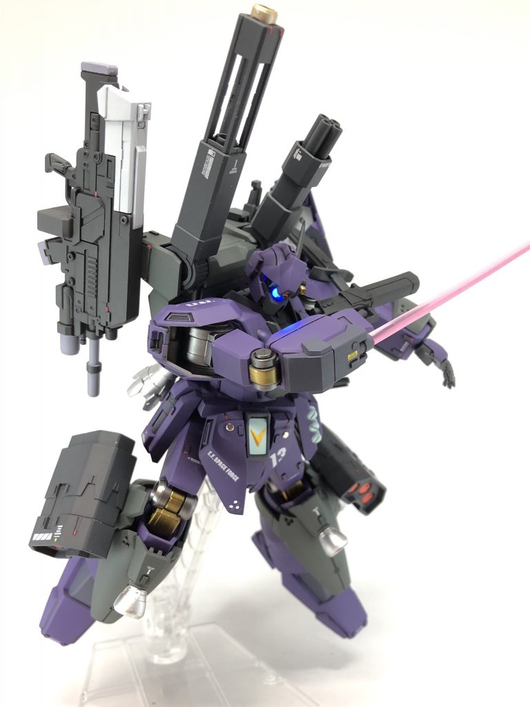 ・ビームサーベル
右手は武器を持ったまま使用できるようボックスタイプを採用。左手で使う際は、右腰部にマウントされた通常タイプを使用。