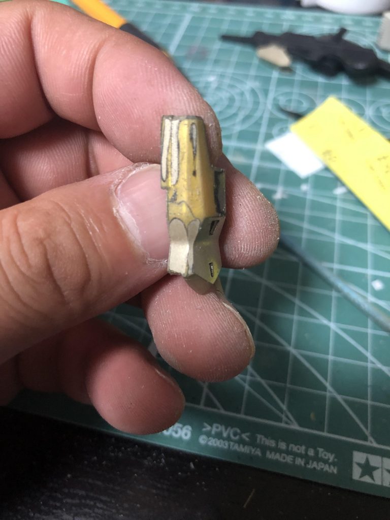 問題の割れたパーツ。
瞬着塗って削って修復。