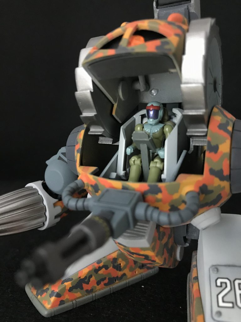 作ってる途中で思いついて、サイズ無視でマイクロウォーズ のジオン兵が乗れるコクピットを作りました。MG陸戦型ガンダムの肩パーツを外枠にして、プラバンなどでシートを作っています。
これによりプチモビになってしまいましたが、よく似合ってると思います。