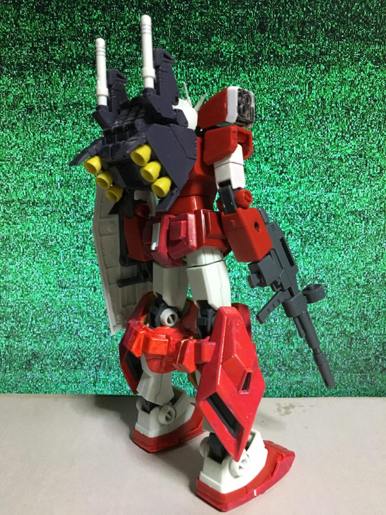 固定武装は頭部バルカン、ジャベリン変形型ビームサーベル、胸部・腰部小型ミサイル。