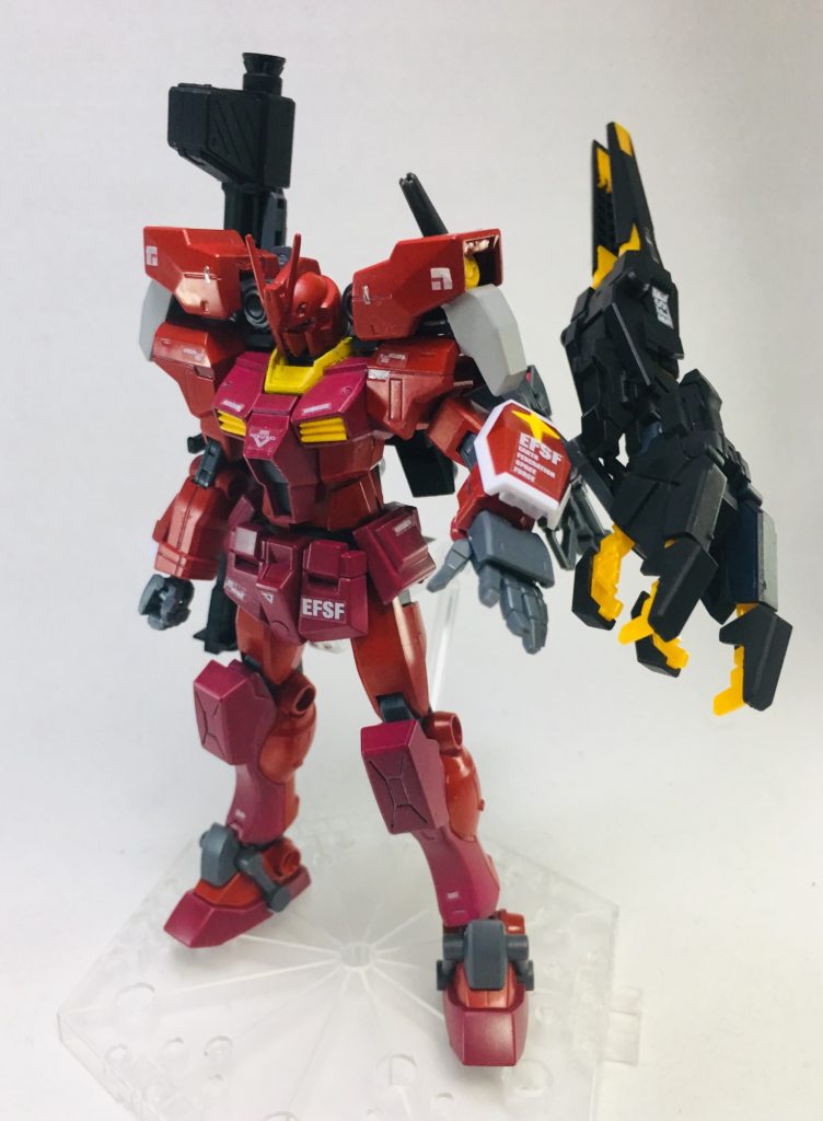 展開状態を派手にするために、一部装甲を外してツメが目立つように。
最初は持ち手武器にしたかったのだけど、どうやってもうまくいかず、こうなったらと腕ごと連結してみたら、収まりが良かったのでそのまま採用。
かなりのお気に入りの武装です。