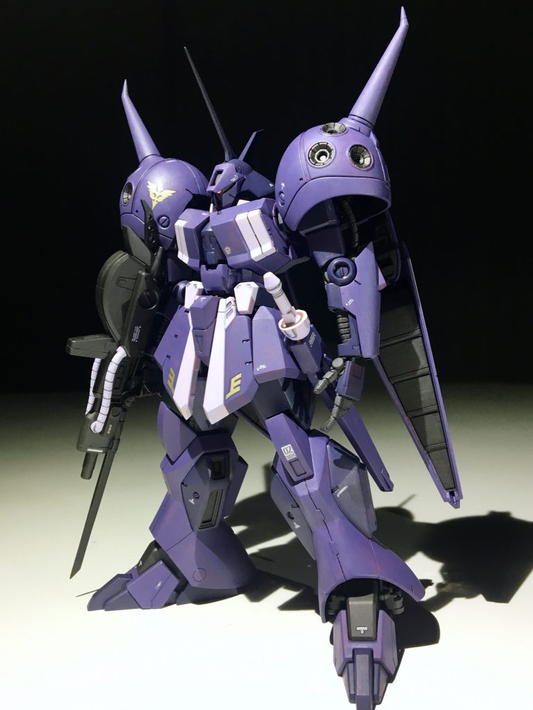 トワイライトアクシズ版のように白メインでいくか迷いましたが、やっぱハマーン様の引き立て役なんで白は止めましたw