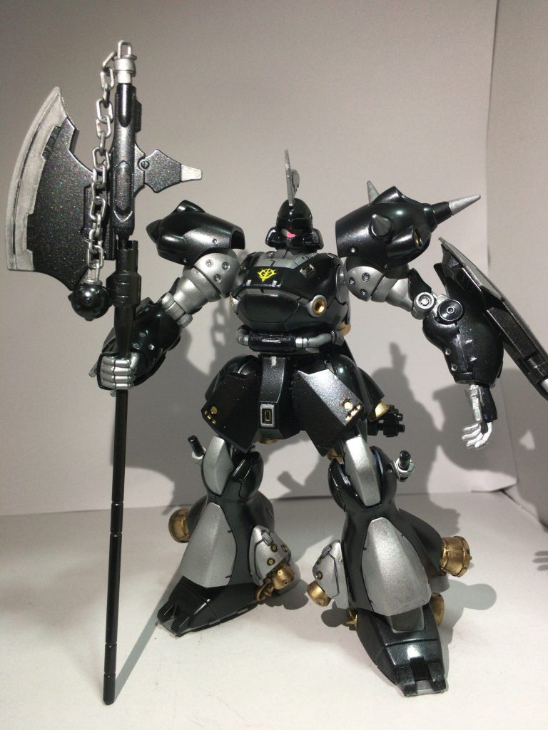 近接戦闘にチェンジ。
背中のミサイルポッドを外し、大物武器の代わりにロングアックスを装備。太もものシュツルムファウストはビームサーベルにチェンジ。