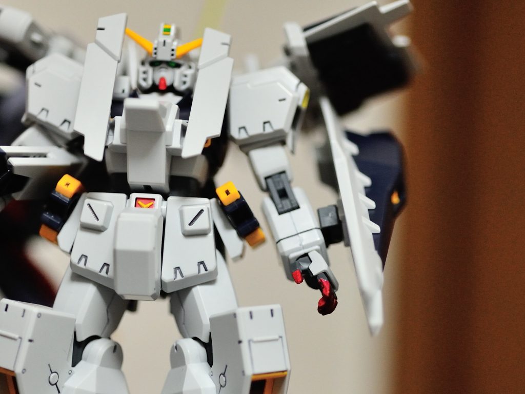 手は灰色なので、しっかりと下地を塗らないとなかなか発色しません……