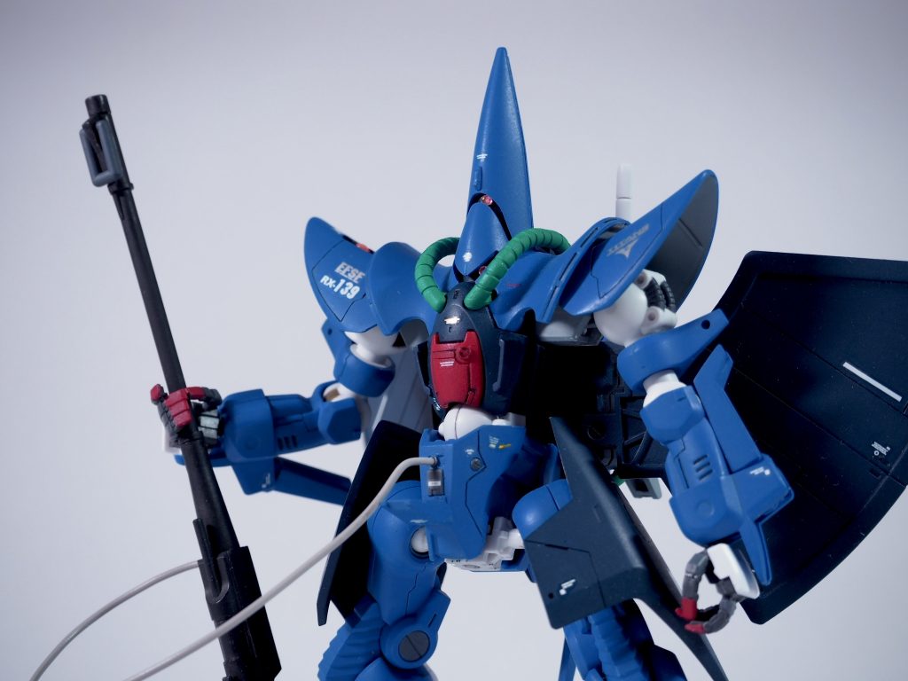 股間のディテール、蓋が開いてそこにケーブルを接続!何となくエルガイム風♪