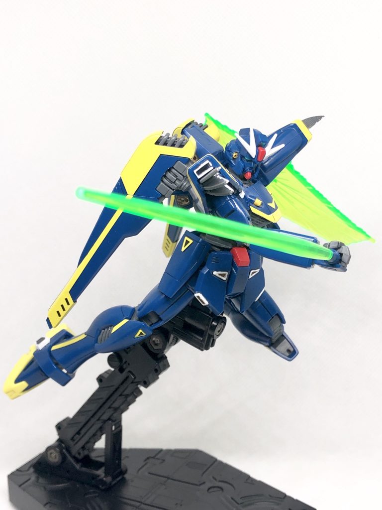 フェイスオープン＆ビームサーベル抜刀。