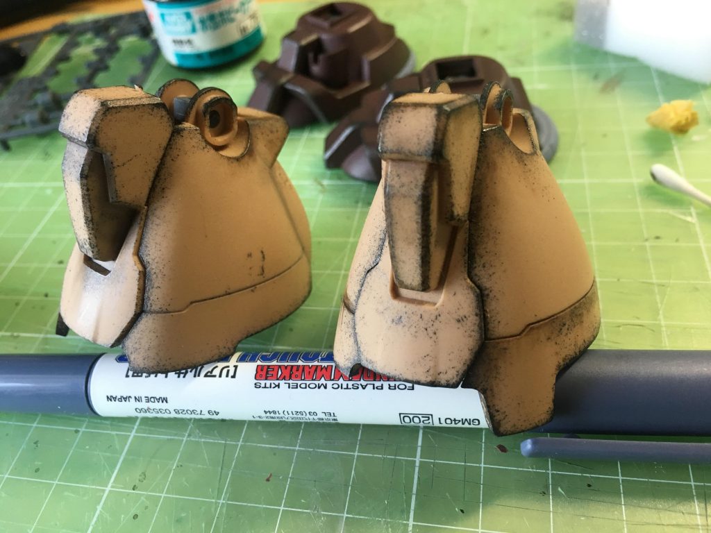 組み立てながら汚します。エッジを狙って焼鉄色をスポンジポンポン、リアルタッチマーカーで錆や影を加えてます。
