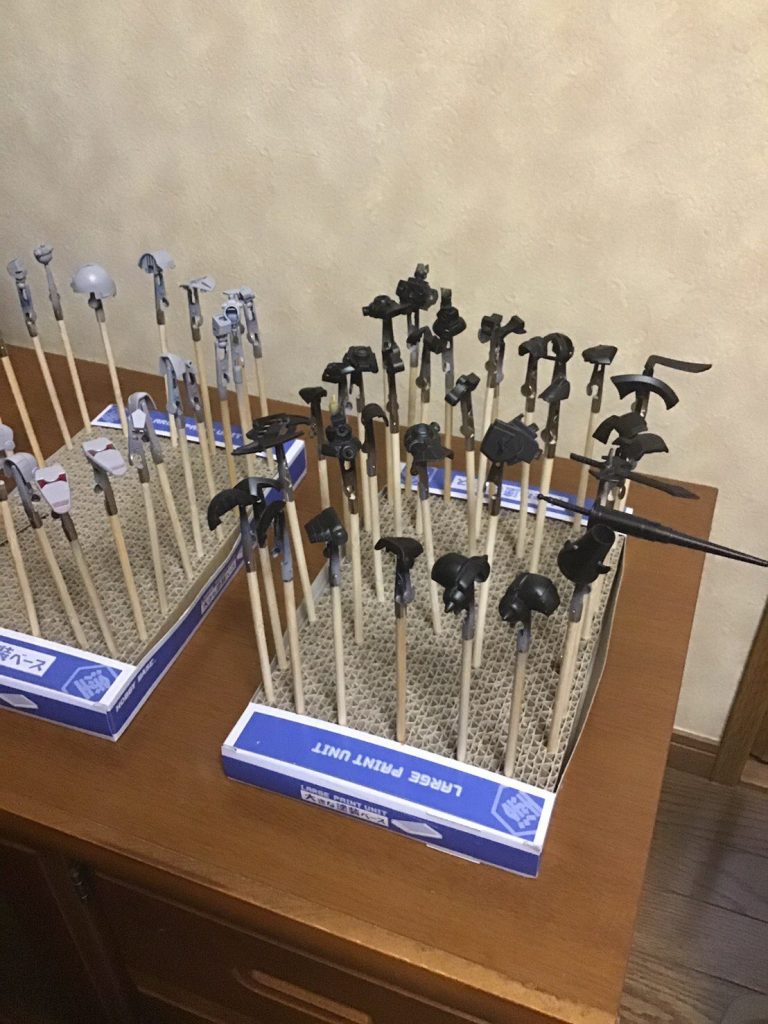 シルバーの部分はヒケが凄かったので、初めて黒サフを吹いてみました。