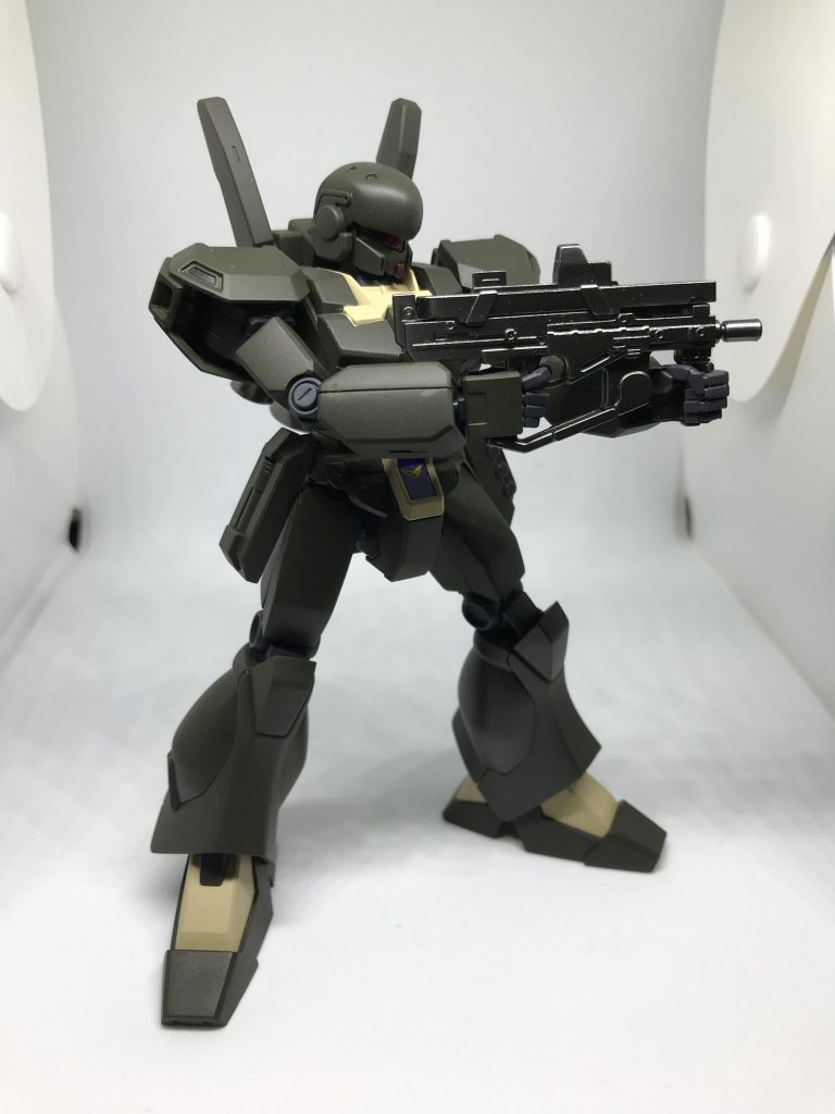 ショートマシンガンを構えて