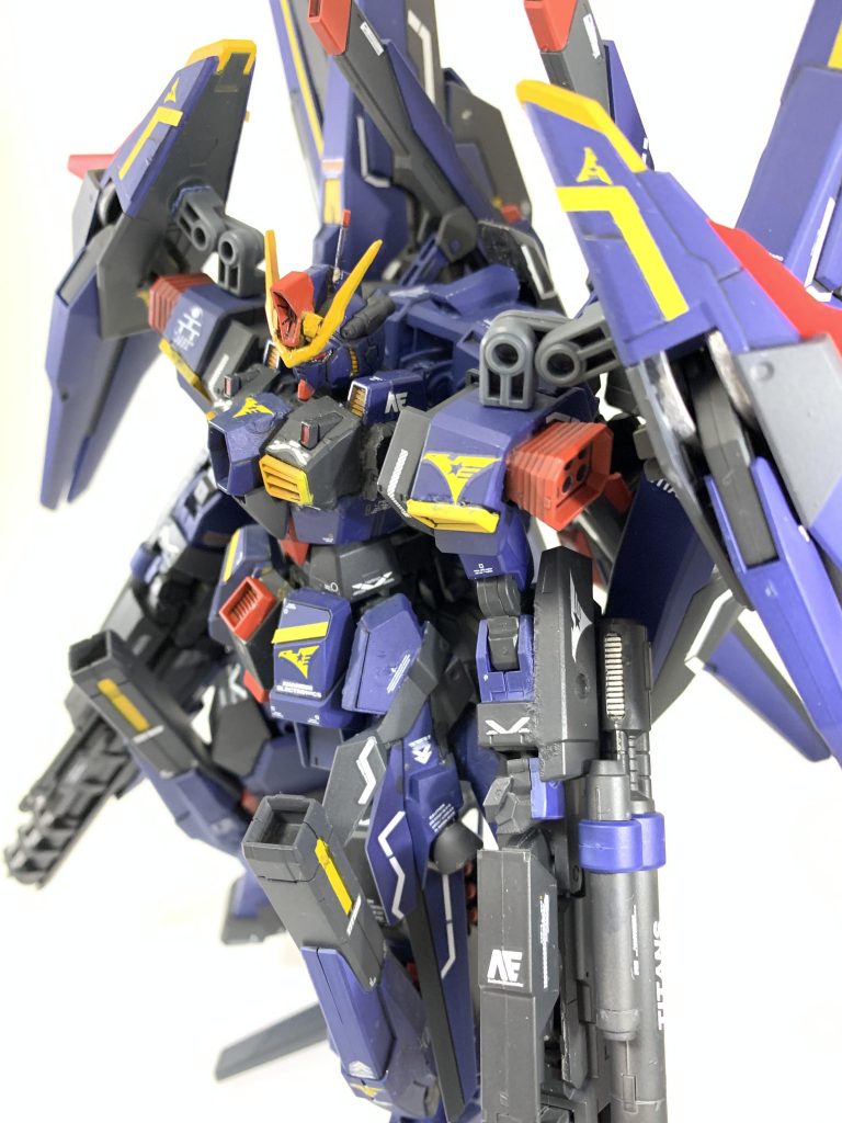 トプ画の元になった1枚です!
近くからのショットです〜
ティターンズのロゴは左半身にかなり集中してますね!
左右非対称のデカール貼りはこれまた大変でしたw元々のシグマシスキャノンは膝に移植しており、下半身にも隙がないようになってます!
肩の横やサイドアーマー、リアアーマーにはスラスターが備わっており、巨大化した機体の機動性が損なわれないようになっています!
腕の大型キャノンの横についている左右二門ずつのキャノンのひとつからはビームサーベルが発振するので、近距離戦闘においても抜かりながないようになっています!