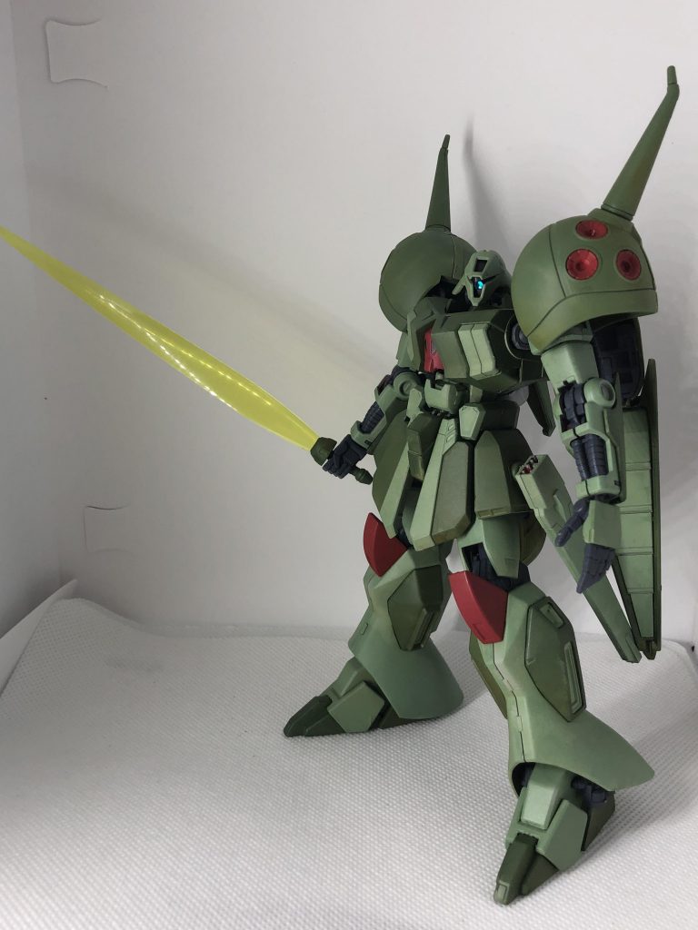 トプ画にも使ったビームサーベルを構えた一枚。今回は左から光を当てて撮っています。