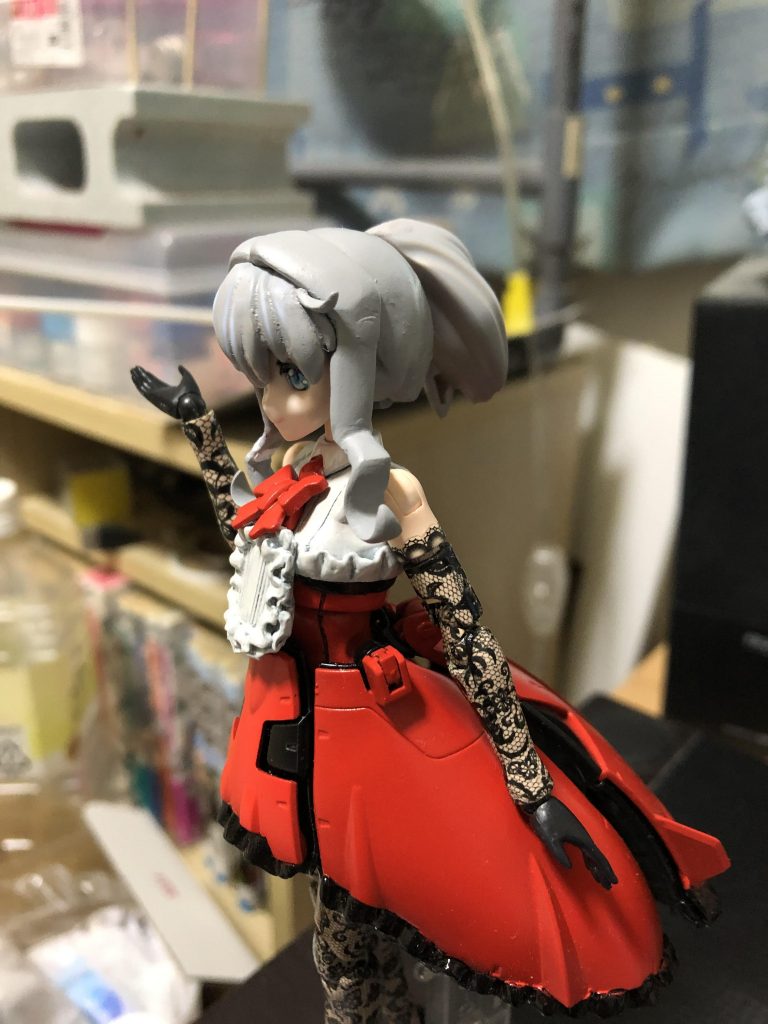 髪はフミナシリーズの後頭部にサラの前髪をはめ込み、あとはパテで整えました。
このもみあげのせいで腕の可動域はすごく狭くなりました…