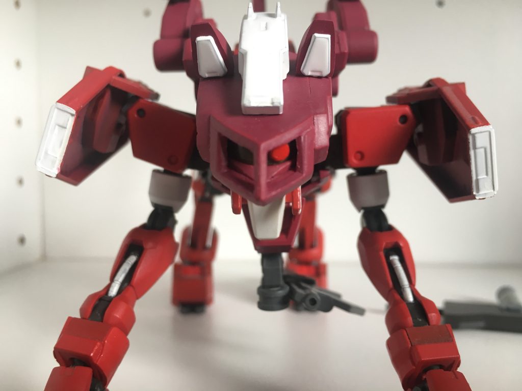 ちなみに変形時の頭部のモノアイは中にオリジンザクの頭を仕込んでるので稼働します。