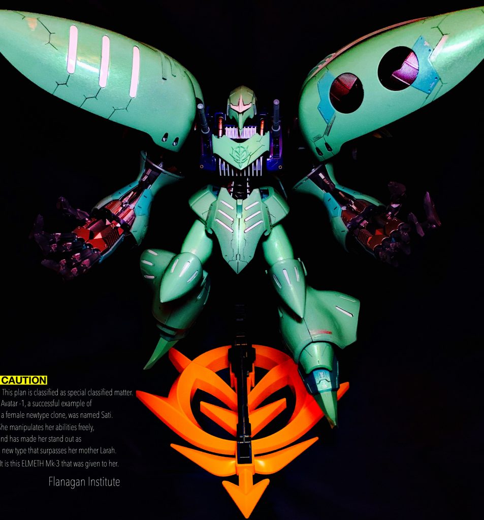 大きくイジっているわけではないですが、細部を改修しました。
エルメスっぽいメガ粒子砲を追加。
ツインアイをオミットしてバイザー風に。
ダムドのマニュピレーターにジョイントを仕込んで可動式に。
エルメスカラーはシルバー下地にパステルミントグリーン、上からトルマリングリーンを重ねました。