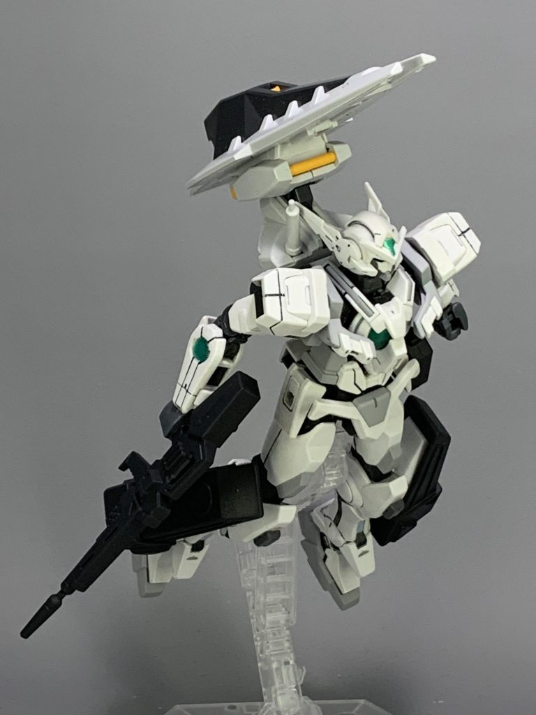 『アストレアB 遠征装備』
動力が粒子タンクのアストレアBが、長時間拠点を離れる際の装備。粒子タンクを増設するだけでなく、移動もシールドブースターで行うことで、消費粒子を抑えている。
ビームライフルもEパック型を採用している。