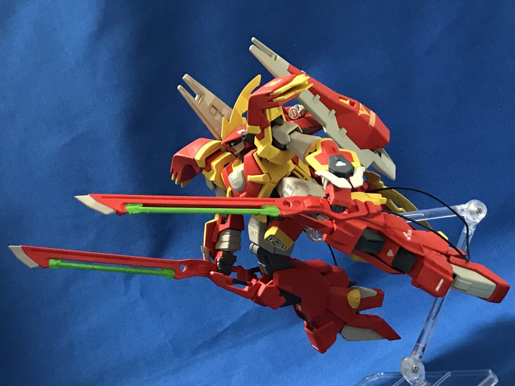 バーザムは頭の可動が広く、足先をたためるのでシールドブースターを使用した高速移動形態みたいな感じにも出来ます。