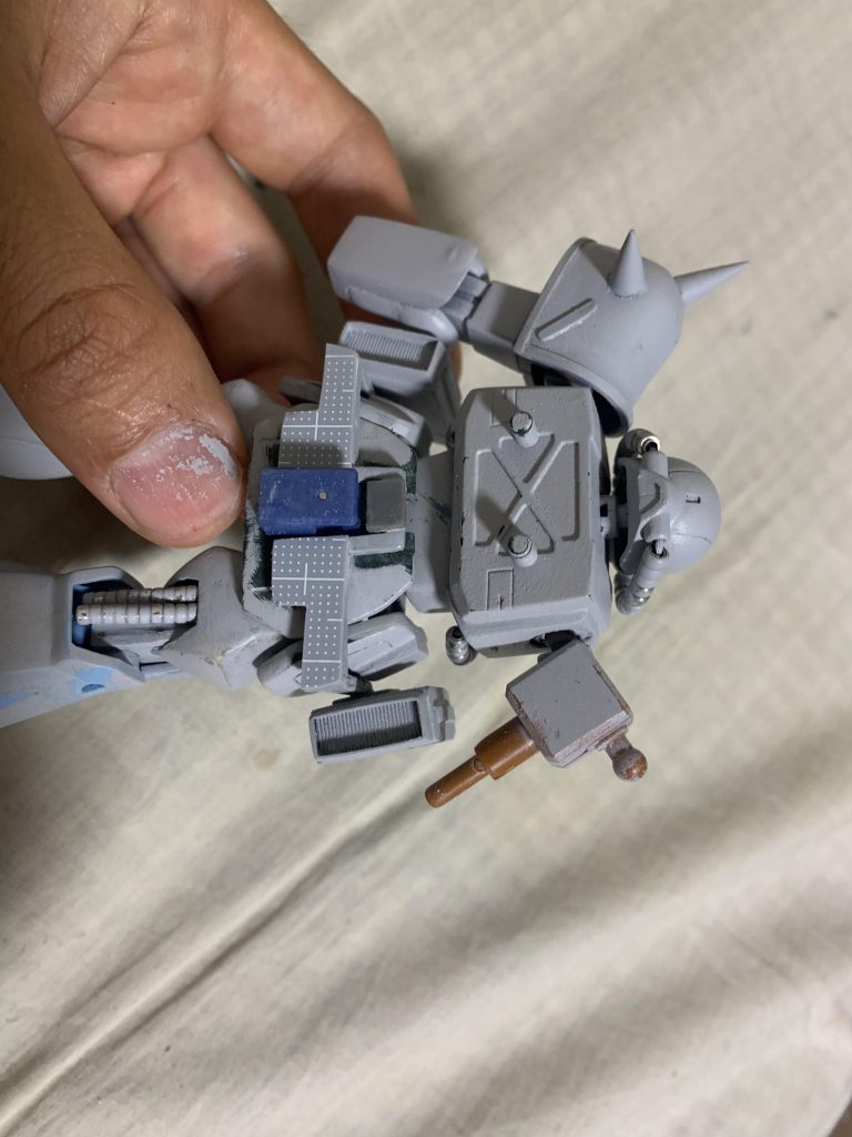 結局、腰部のフックを大型化。ミサイルランチャーのベルトを上からフックに引っかけて、ミサイルランチャーの隙間にヒートアックスラック兼ビームサーベルラックを嵌め込む仕様に落ちつきました。